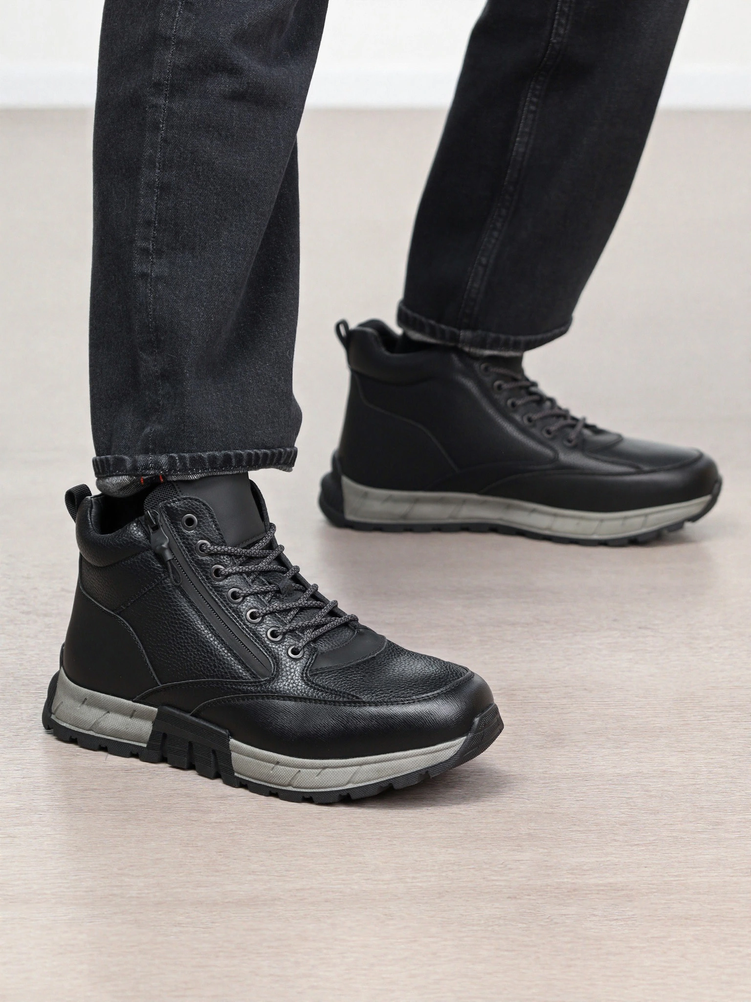 Ботинки черного цвета на контрастной рельефной подошве